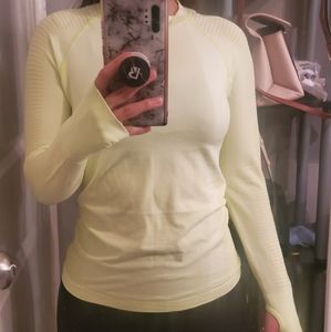 Athletic long-sleeve seamless tshirt